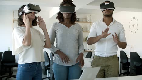 Zeitlupe-Von-Drei-Testern-Mit-VR-Headsets